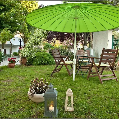 Emi House 3* 보우르보우로우