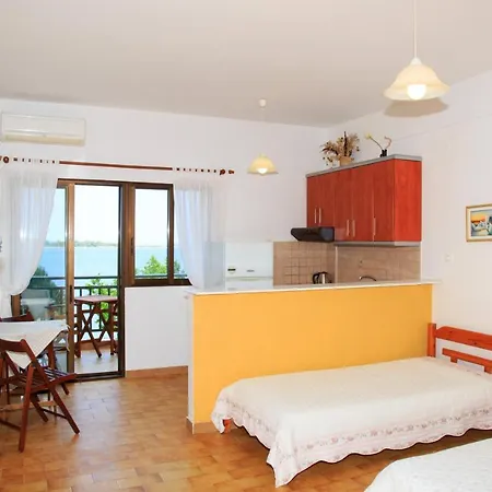 Ξενοδοχείο με διαμερίσματα Emi House