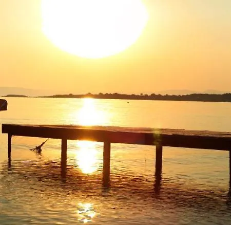 Ξενοδοχείο με διαμερίσματα Emi House